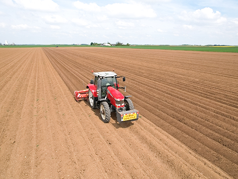 Tractor trabajando con el sistema de autoguiado CHCNAV NX610